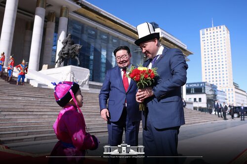 Киргиз Улсын Жогорку Кенешийн дарга Н.Шакиев албаны айлчлал хийлээ